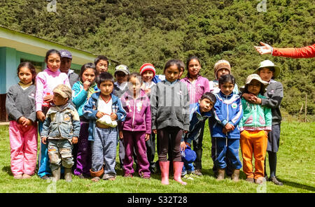 Groupe d'enfants de l'école primaire locale dans un village isolé dans les Andes posant pour la photographie Banque D'Images