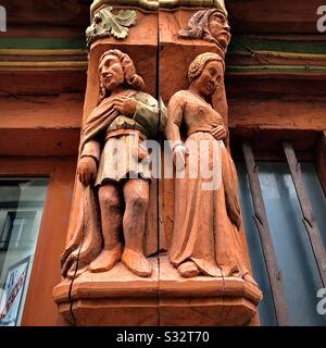 Ancienne sculpture en bois de couple sur le devant de la maison à colombages du XVIe siècle sur la rue Colbert, Tours, France. Banque D'Images