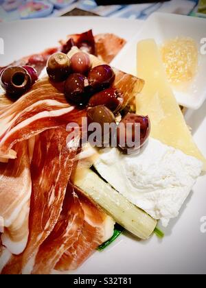 Assiette de charcuterie savoureuse et mélange de fromages Banque D'Images