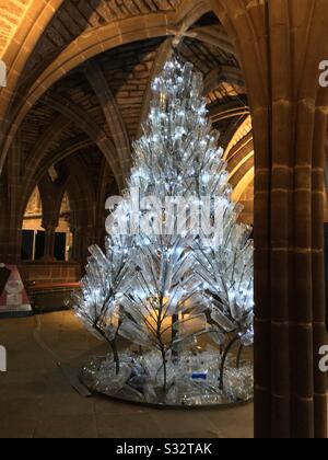 Un arbre de Noël à l'intérieur de la cathédrale de Chester composé de bouteilles en plastique Banque D'Images