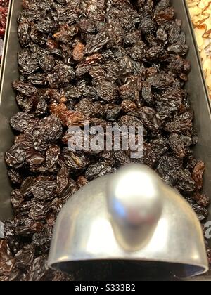 Buffet complet de raisins secs avec une pelle en métal dans un bar à mélange de sentiers Banque D'Images