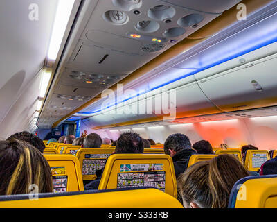 À l'intérieur de la cabine pendant le vol sur Ryanair Boeing 737-8 AS EI-GSJ Banque D'Images