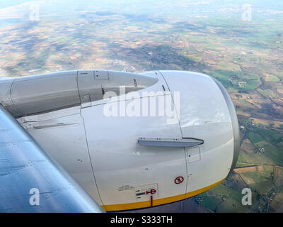 En avion arrivant à l'aéroport de Manchester en finale courte sur Ryanair Boeing 737-8 AS EI-GSJ Banque D'Images