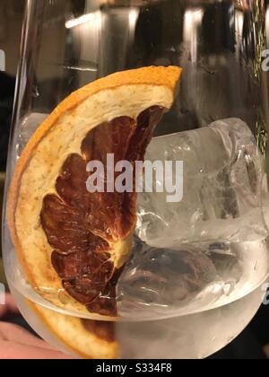 Gin avec glace et orange Banque D'Images