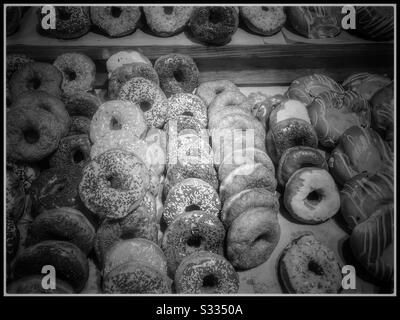 Assortiment de beignets au supermarché. Photo en noir et blanc. Banque D'Images