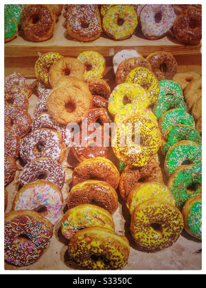 Assortiment de beignets au supermarché. Banque D'Images