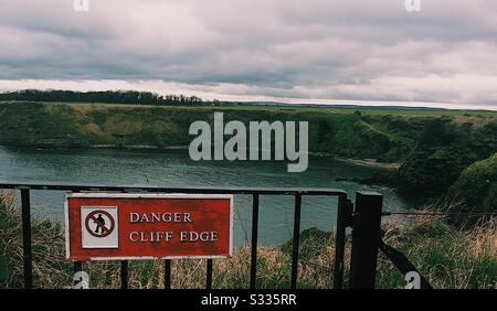 Panneau d'avertissement de danger rouge près de la falaise et de la mer Banque D'Images