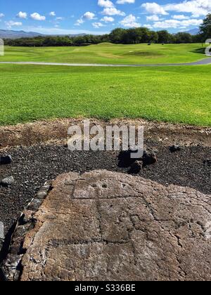 Pétroglyphes hawaïens le long du parcours de golf Fairmont Orchid à Puako, sur la Grande île d'Hawaï Banque D'Images