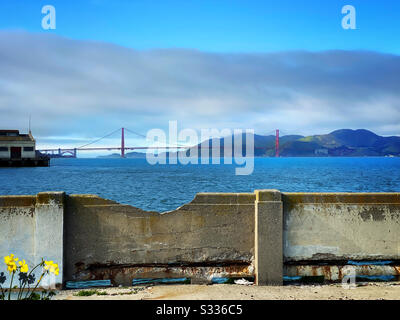 Le Golden Gate Bridge de San Francisco, vu d'un quai délabré Banque D'Images