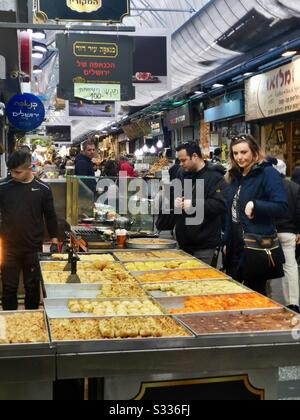 Pâtisserie du Moyen-Orient boutique de bonbons sur le marché de Mahane Yehuda à Jérusalem. Banque D'Images