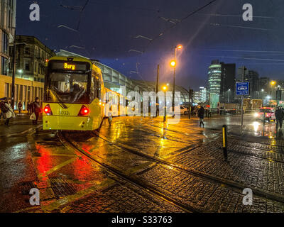 Tramway Metrolink en quittant la gare de Victoria dans le centre de Manchester City Banque D'Images