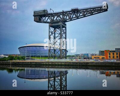 Finneston Crane et SSE Hydro, qui font partie du Scottish Event Campus, sur la rivière Clyde à Glasgow, en Écosse. Banque D'Images