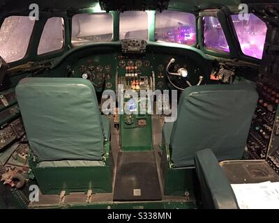 Le poste de pilotage d'un avion constellation des années 1950 fait maintenant partie du bar-salon The Connie, situé dans l'hôtel TWA à l'aéroport JFK de New York City, aux États-Unis Banque D'Images