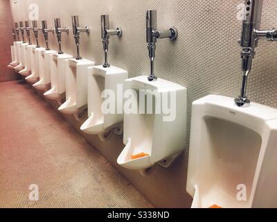 Une rangée d’urinaux dans un laboratoire pour hommes à New York City, aux États-Unis Banque D'Images