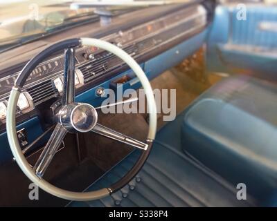 Vintage 1962 Lincoln siège avant continental, volant et tableau de bord sur l'affichage à l'hôtel TWA, JFK aéroport, NYC, USA Banque D'Images