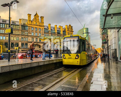 Tramway Metrolink arrivant à l'arrêt de tramway Exchange Square à Manchester Banque D'Images