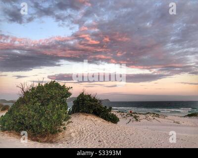 Le soleil couchant à Cabo Frio, Brésil. Banque D'Images