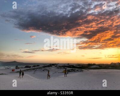 Coucher de soleil doré sur les dunes de sable à Cabo Frio, Brésil. Banque D'Images