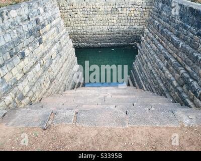 A quelques pas de l'étang - fort Tipu Sultan à Palakkad aussi connu sous le nom de fort Palakkad avec bien à l'intérieur fort ancien bâtiment - étang avec eau verte entouré de mur de pierre Banque D'Images