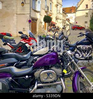 Motos garées sur la place de la vieille ville - propriétaires mangeant sur la terrasse du café - Loches, Indre-et-Loire, France. Banque D'Images