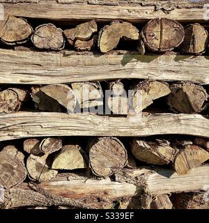 Grumes de chêne en deux parties parfaitement empilées pour le bois de chauffage domestique. Banque D'Images