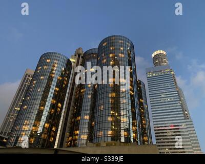 Los ANGELES, CA, JAN 2020: Hôtel Westin Bonaventure et gratte-ciel à proximité avec la tour de la Banque américaine en arrière-plan au crépuscule Banque D'Images