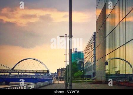 Pont de cloches et Clyde Arc (pont Squinty) sur la rivière Clyde à Glasgow, en Écosse. Banque D'Images