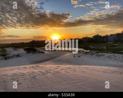 Coucher de soleil sur les dunes de sable à Cabo Frio, Brésil. Banque D'Images