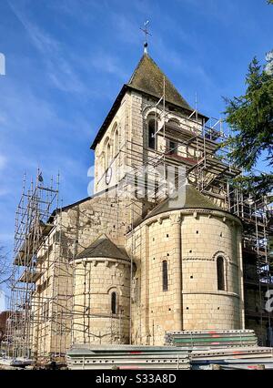 Échafaudage érigé sur l'ancienne église en cours de restauration - France. Banque D'Images