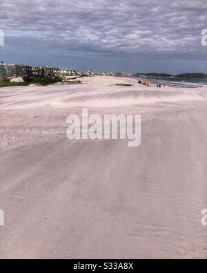 Dunes de sable à Cabo Frio, Brésil. Banque D'Images