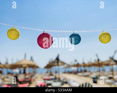 Décorations rondes colorées sur la plage Banque D'Images
