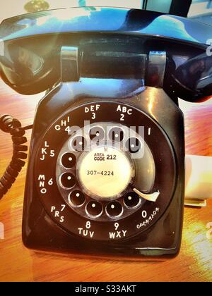 Téléphone noir filaire à cadran rotatif vintage, années 60, États-Unis Banque D'Images