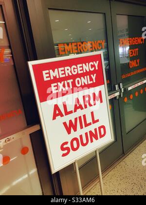 Le panneau de sortie d'urgence indique uniquement que l'alarme retentit, États-Unis Banque D'Images