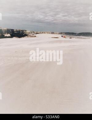 Les dunes de sable blanc de Cabo Frio, Brésil. Banque D'Images