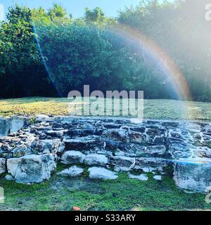 Rainbow au site archéologique d'El Rey, Cancun, Quintana Roo, Mexique Banque D'Images