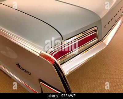 Vintage 1962 Chrysler Newport automobile chrome bouclier arrière, aile et coffre gros plan, États-Unis Banque D'Images