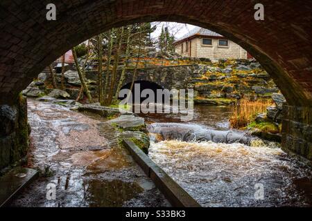 Ponts et tunnels en pierre dans le centre-ville d'Aviemore, en Écosse. Banque D'Images