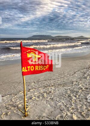 Panneau d'avertissement sur la plage de Cabo Frío, Brésil. Banque D'Images