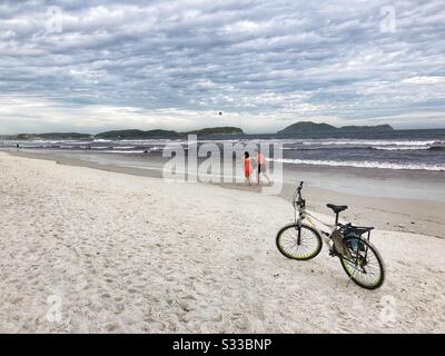 Un vélo sur la plage à Cabo Frio, Brésil. Banque D'Images