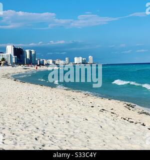 Sur une plage de l'Hôtel zone, en regardant vers Punta Cancun, Cancun, Quintana Roo, Mexique Banque D'Images