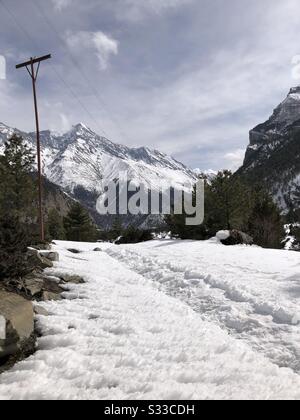 Randonnée à travers la neige dans les montagnes de l'Himalaya, au Népal. Banque D'Images