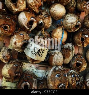 Coquillages de noix de coco sculptés et peints à vendre à Ubud, Bali, Indonésie Banque D'Images