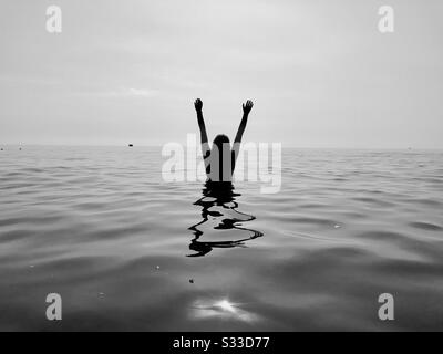 Photo en noir et blanc de la femme dans l'eau Banque D'Images