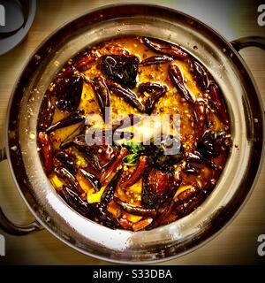 Pot chaud de poisson épicé du Sichuan avec poivrons et soupe de piment Banque D'Images