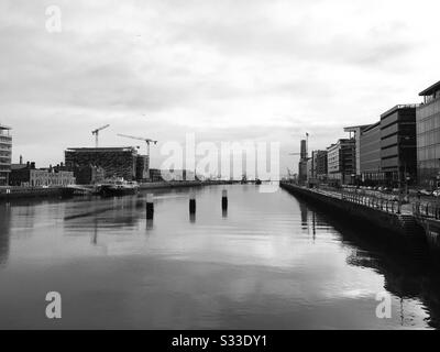 En regardant le calme de la rivière Liffey à Dublin un jour de janvier Banque D'Images