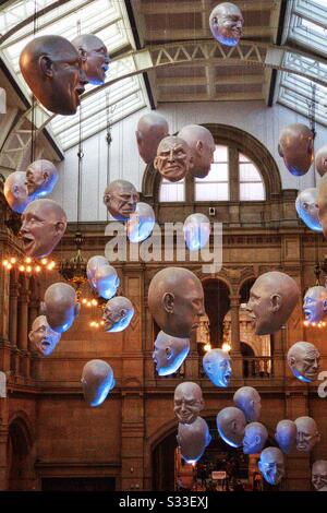 Têtes Flottantes À Kelvingrove Art Gallery Glasgow, Écosse. Banque D'Images