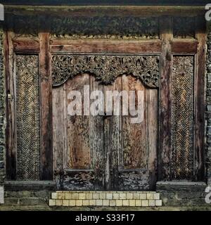 Portes en bois sculptées traditionnelles, l'entrée d'une maison résidentielle près d'Ubud, Bali, Indonésie Banque D'Images