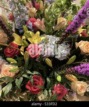 Grand bouquet d'une variété de fleurs colorées Banque D'Images