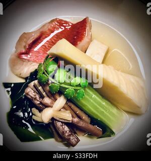 Nimono : légumes japonais martelés, takenoko (pousses de bambou) et poisson, repas kaiseki dans un ryokan à Kyoto Banque D'Images