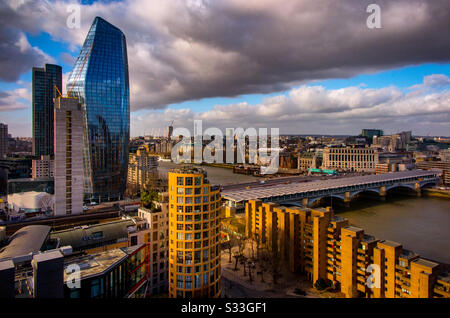 Vue sur la Tamise à Londres, Angleterre, prise de la rive sud en direction du nord-ouest. Banque D'Images